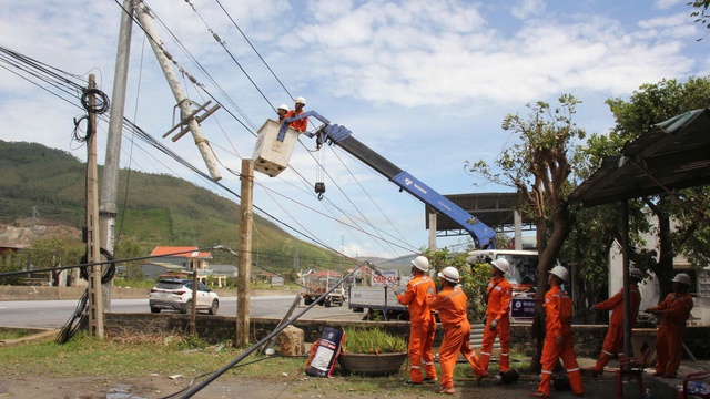 Hàng trăm công nhân làm việc xuyên đêm khôi phục lưới điện ở Quảng Trị- Ảnh 4. Hàng trăm công nhân làm việc xuyên đêm khôi phục lưới điện ở Quảng Trị- Ảnh 4.