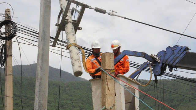 Hàng trăm công nhân làm việc xuyên đêm khôi phục lưới điện ở Quảng Trị- Ảnh 1. Hàng trăm công nhân làm việc xuyên đêm khôi phục lưới điện ở Quảng Trị- Ảnh 1.
