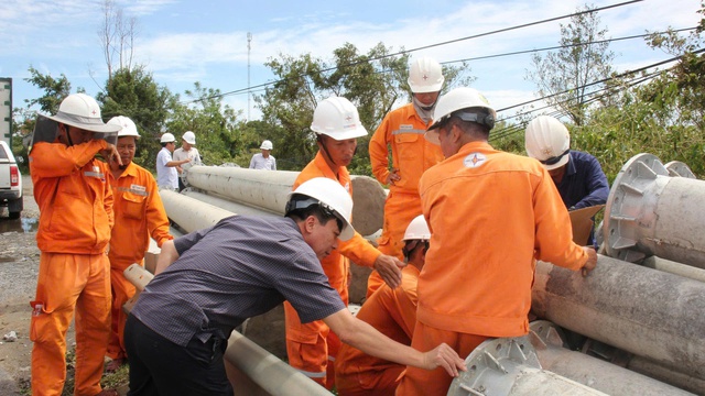 Hàng trăm công nhân làm việc xuyên đêm khôi phục lưới điện ở Quảng Trị- Ảnh 3. Hàng trăm công nhân làm việc xuyên đêm khôi phục lưới điện ở Quảng Trị- Ảnh 3.