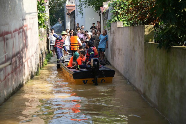Hà Nội sơ tán 38 . 500 Người dân ứng phó ngập lụt do bão số 11 - Ảnh 1. Hà Nội sơ tán 38 . 500 Người dân ứng phó ngập lụt do bão số 11 - Ảnh 1.