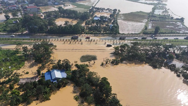 Hà Nội sơ tán 38 . 500 Người dân ứng phó ngập lụt do bão số 11 - Ảnh 3. Hà Nội sơ tán 38 . 500 Người dân ứng phó ngập lụt do bão số 11 - Ảnh 3.