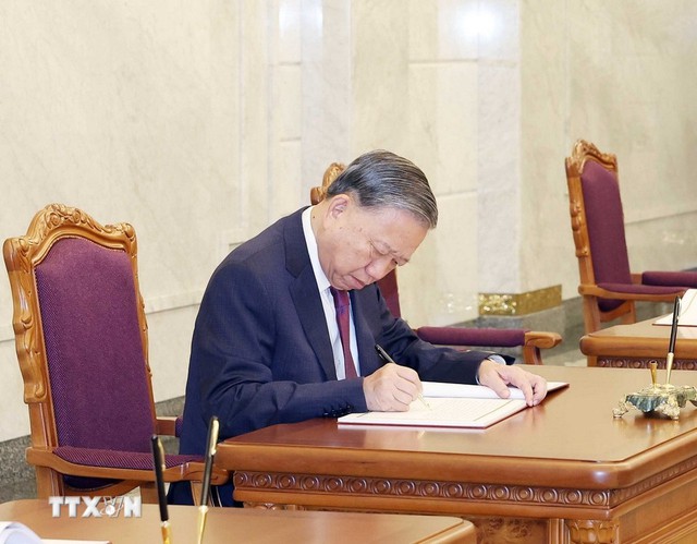 Tổng Bí thư Tô Lâm đặt hoa tưởng nhớ Chủ tịch Kim Nhật Thành và Tổng Bí thư Kim Jong Il - Ảnh 5.