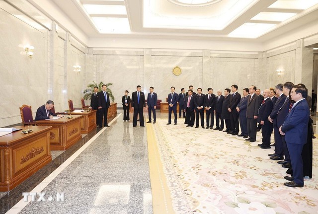 Tổng Bí thư Tô Lâm đặt hoa tưởng nhớ Chủ tịch Kim Nhật Thành và Tổng Bí thư Kim Jong Il - Ảnh 4.
