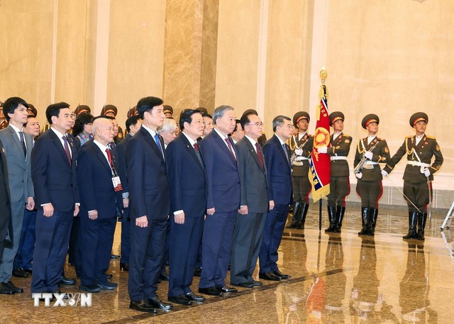 Tổng Bí thư Tô Lâm đặt hoa tưởng nhớ Chủ tịch Kim Nhật Thành và Tổng Bí thư Kim Jong Il - Ảnh 3.