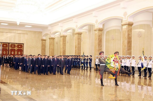 Tổng Bí thư Tô Lâm đặt hoa tưởng nhớ Chủ tịch Kim Nhật Thành và Tổng Bí thư Kim Jong Il - Ảnh 1.