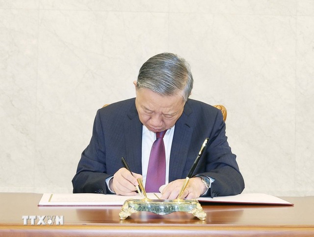 Tổng Bí thư Tô Lâm đặt hoa tưởng nhớ Chủ tịch Kim Nhật Thành và Tổng Bí thư Kim Jong Il - Ảnh 6.