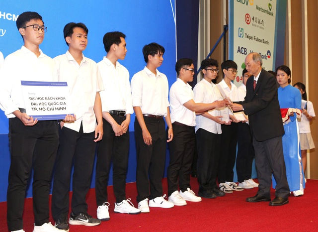 Học bổng Đinh Thiện Lý: 20 năm đồng hành cùng học sinh, sinh viên - Ảnh 1.