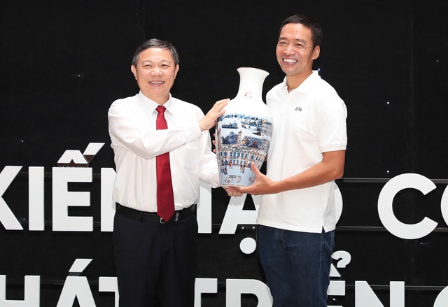 Đại biểu dự Đại hội Đảng bộ TP HCM tham quan trụ sở "kỳ lân" công nghệ VNG - Ảnh 2.