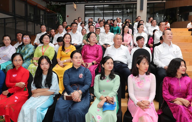 Đại biểu dự Đại hội Đảng bộ TP HCM tham quan trụ sở "kỳ lân" công nghệ VNG - Ảnh 4.