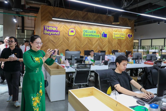 Đại biểu dự Đại hội Đảng bộ TP HCM tham quan trụ sở "kỳ lân" công nghệ VNG - Ảnh 6.