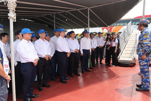 Đoàn đại biểu Đại hội Đảng bộ TP HCM làm việc với Vùng 2 Hải quân - Ảnh 6.