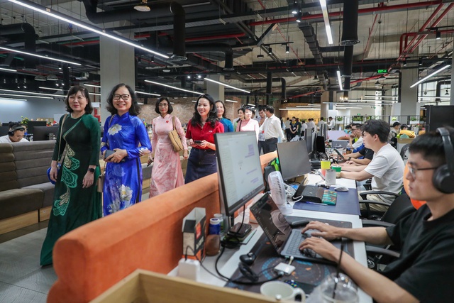 Đại biểu dự Đại hội Đảng bộ TP HCM tham quan trụ sở "kỳ lân" công nghệ VNG - Ảnh 10.