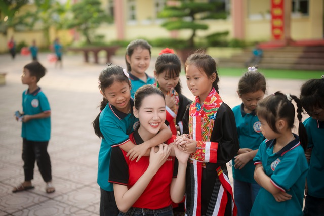 Hoa Hậu Bảo Ngọc "Giao nắng, chuyển yêu thương" đến trẻ em vùng lũ tại Lạng Sơn Và Quảng Ninh - Ảnh 2.