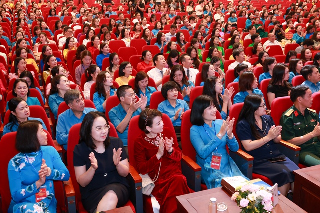 Trao tặng Giải thưởng "Nữ đoàn viên công đoàn năng động, sáng tạo, trách nhiệm" lần thứ I - Ảnh 4.