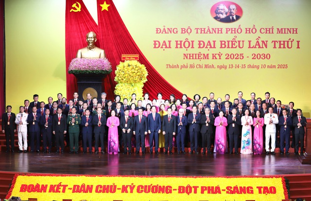 Ra mắt Đoàn đại biểu Đảng bộ TP HCM dự Đại hội toàn quốc lần thứ XIV của Đảng - Ảnh 1.