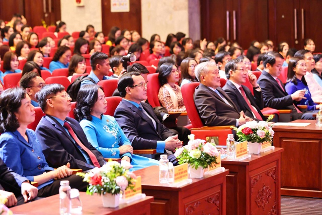Trao tặng Giải thưởng "Nữ đoàn viên công đoàn năng động, sáng tạo, trách nhiệm" lần thứ I - Ảnh 3.