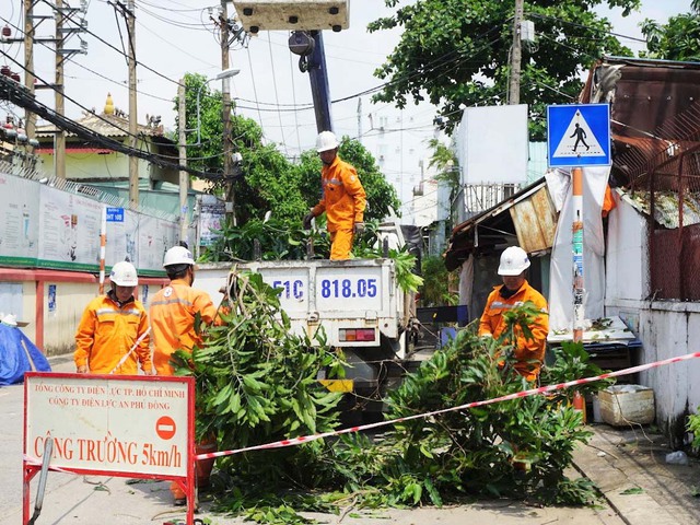 EVNHCMC bảo đảm an toàn điện mùa mưa bão - Ảnh 1.