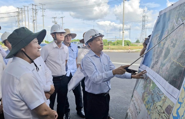 Phó Bí thư Thành ủy TP HCM Võ Văn Minh khảo sát các tuyến giao thông trọng điểm kết nối - Ảnh 1.