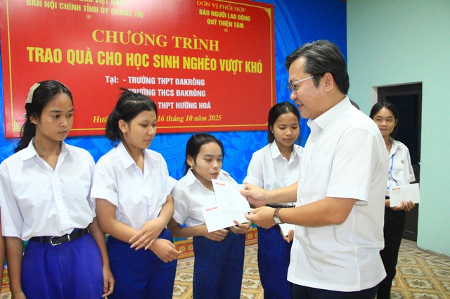 Trao 250 suất học bổng cho học sinh nghèo vượt khó tại Quảng Trị - Ảnh 12. Trao 250 suất học bổng cho học sinh nghèo vượt khó tại Quảng Trị - Ảnh 12.