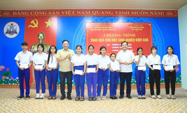 Trao 250 suất học bổng cho học sinh nghèo vượt khó tại Quảng Trị - Ảnh 14. Trao 250 suất học bổng cho học sinh nghèo vượt khó tại Quảng Trị - Ảnh 14.