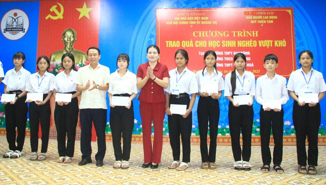 Trao 250 suất học bổng cho học sinh nghèo vượt khó tại Quảng Trị - Ảnh 9. Trao 250 suất học bổng cho học sinh nghèo vượt khó tại Quảng Trị - Ảnh 9.