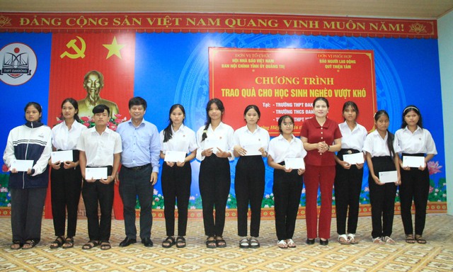 Trao 250 suất học bổng cho học sinh nghèo vượt khó tại Quảng Trị - Ảnh 11. Trao 250 suất học bổng cho học sinh nghèo vượt khó tại Quảng Trị - Ảnh 11.