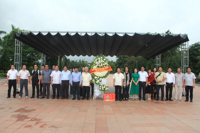 Đoàn công tác Hội Nhà báo Việt Nam tri ân các anh hùng liệt sĩ Thành cổ Quảng Trị - Ảnh 2. Đoàn công tác Hội Nhà báo Việt Nam tri ân các anh hùng liệt sĩ Thành cổ Quảng Trị - Ảnh 2.