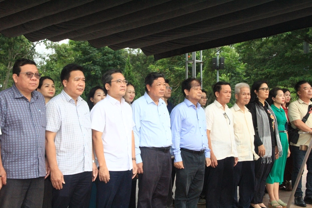 Đoàn công tác Hội Nhà báo Việt Nam tri ân các anh hùng liệt sĩ Thành cổ Quảng Trị - Ảnh 4. Đoàn công tác Hội Nhà báo Việt Nam tri ân các anh hùng liệt sĩ Thành cổ Quảng Trị - Ảnh 4.