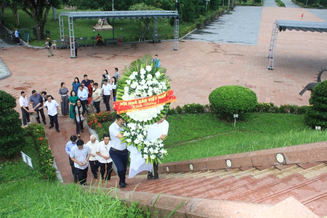 Đoàn công tác Hội Nhà báo Việt Nam tri ân các anh hùng liệt sĩ Thành cổ Quảng Trị - Ảnh 5. Đoàn công tác Hội Nhà báo Việt Nam tri ân các anh hùng liệt sĩ Thành cổ Quảng Trị - Ảnh 5.