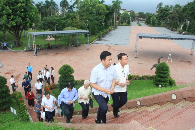 Đoàn công tác Hội Nhà báo Việt Nam tri ân các anh hùng liệt sĩ Thành cổ Quảng Trị - Ảnh 6. Đoàn công tác Hội Nhà báo Việt Nam tri ân các anh hùng liệt sĩ Thành cổ Quảng Trị - Ảnh 6.