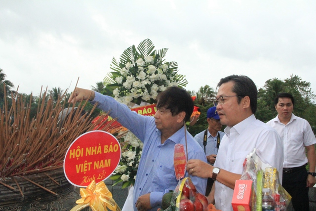 Đoàn công tác Hội Nhà báo Việt Nam tri ân các anh hùng liệt sĩ Thành cổ Quảng Trị - Ảnh 9. Đoàn công tác Hội Nhà báo Việt Nam tri ân các anh hùng liệt sĩ Thành cổ Quảng Trị - Ảnh 9.