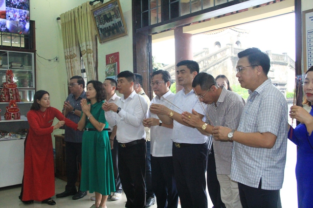 Đoàn công tác Hội Nhà báo Việt Nam tri ân các anh hùng liệt sĩ Thành cổ Quảng Trị - Ảnh 12. Đoàn công tác Hội Nhà báo Việt Nam tri ân các anh hùng liệt sĩ Thành cổ Quảng Trị - Ảnh 12.