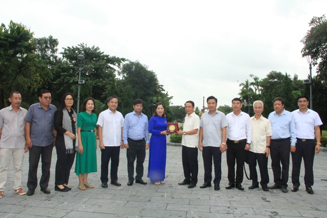 Đoàn công tác Hội Nhà báo Việt Nam tri ân các anh hùng liệt sĩ Thành cổ Quảng Trị - Ảnh 13. Đoàn công tác Hội Nhà báo Việt Nam tri ân các anh hùng liệt sĩ Thành cổ Quảng Trị - Ảnh 13.