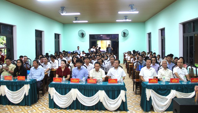 Trao 250 suất học bổng cho học sinh nghèo vượt khó tại Quảng Trị - Ảnh 1. Trao 250 suất học bổng cho học sinh nghèo vượt khó tại Quảng Trị - Ảnh 1.