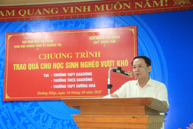 Trao 250 suất học bổng cho học sinh nghèo vượt khó tại Quảng Trị - Ảnh 2. Trao 250 suất học bổng cho học sinh nghèo vượt khó tại Quảng Trị - Ảnh 2.