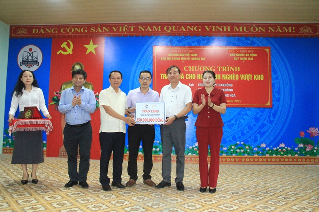 Trao 250 suất học bổng cho học sinh nghèo vượt khó tại Quảng Trị - Ảnh 4. Trao 250 suất học bổng cho học sinh nghèo vượt khó tại Quảng Trị - Ảnh 4.