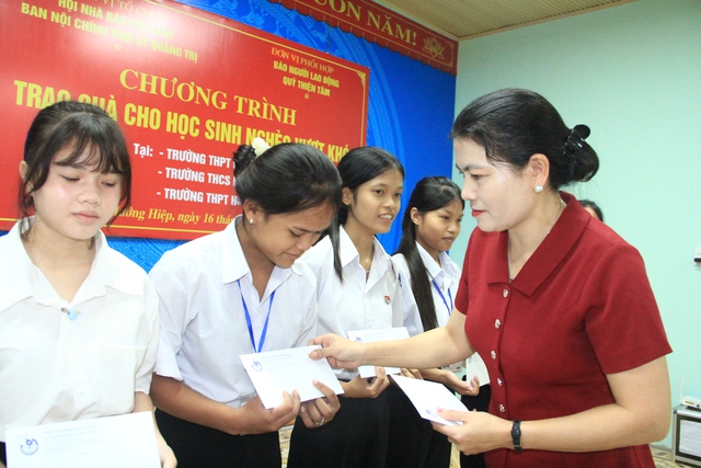 Trao 250 suất học bổng cho học sinh nghèo vượt khó tại Quảng Trị - Ảnh 8. Trao 250 suất học bổng cho học sinh nghèo vượt khó tại Quảng Trị - Ảnh 8.