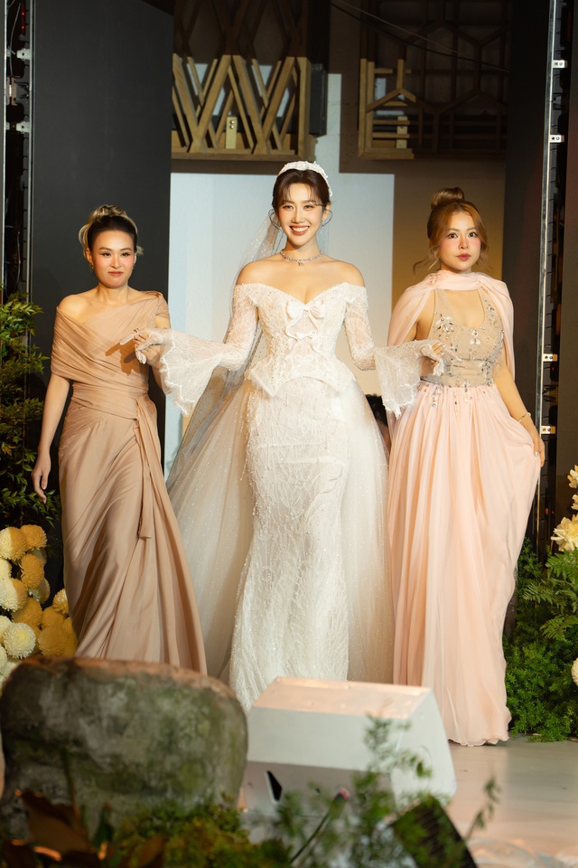 Thúy Ngân đọ dáng cùng "mỹ nhân đẹp nhất Philippines" Marian Rivera - Ảnh 4.