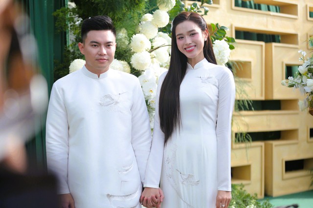 Hoa hậu Đỗ Thị Hà rạng rỡ bên thiếu gia Tập đoàn Sơn Hải tại lễ ăn hỏi - Ảnh 1.