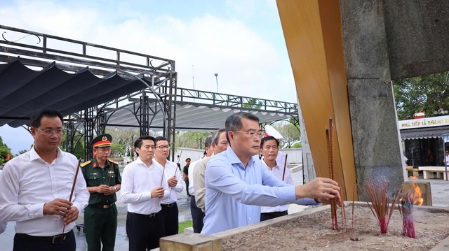 Trưởng Ban Tổ chức Trung ương Lê Minh Hưng tri ân các anh hùng liệt sĩ ở Quảng Trị - Ảnh 1.
