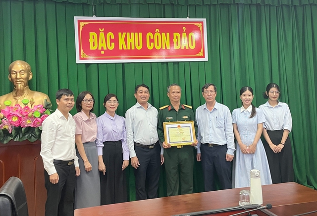 Khen thưởng cựu Thiếu tá Quân y cứu du khách bị đuối nước tại Côn Đảo - Ảnh 1.