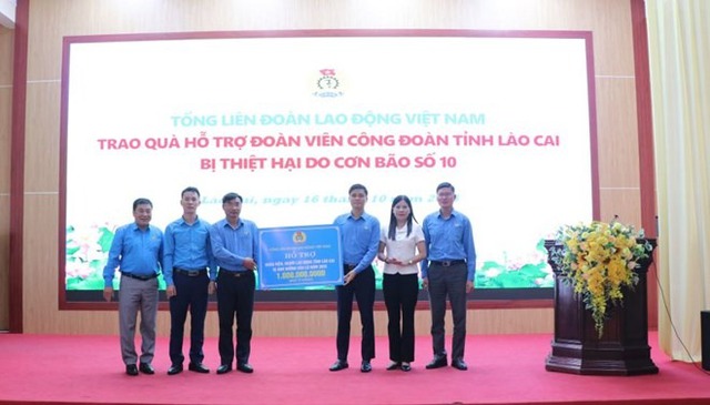 Tổng LĐLĐ Việt Nam trao hỗ trợ 1 tỉ đồng cho đoàn viên công đoàn tại Lào Cai bị thiệt hại do bão lũ - Ảnh 1.
