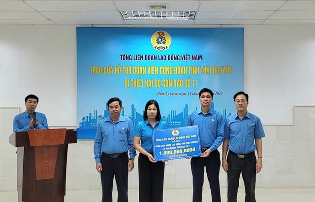 Tổng LĐLĐ Việt Nam trao hỗ trợ 1 tỉ đồng cho đoàn viên công đoàn tại Lào Cai bị thiệt hại do bão lũ - Ảnh 2.