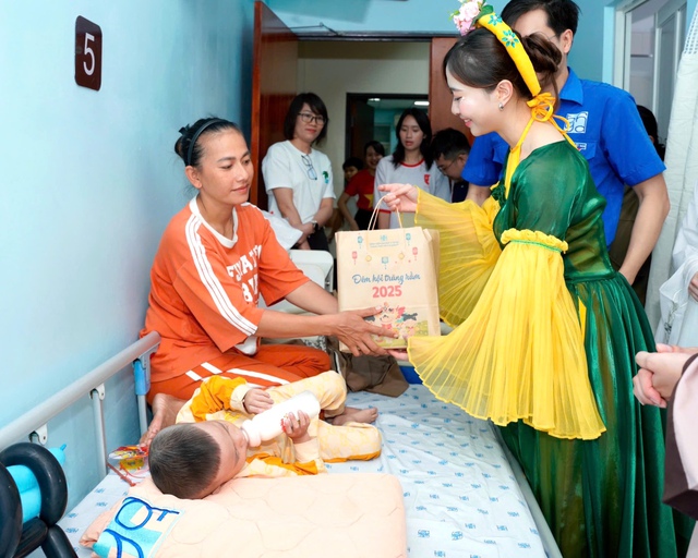Mang ấm áp trung thu vào bệnh viện cho bệnh nhi ung thư- Ảnh 5. Mang ấm áp trung thu vào bệnh viện cho bệnh nhi ung thư- Ảnh 5.