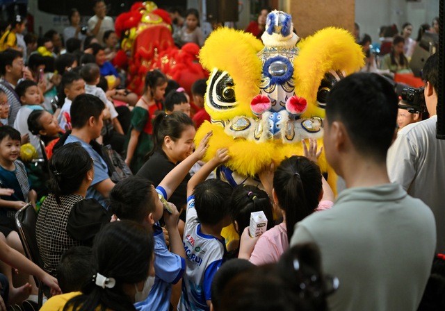 Mang ấm áp trung thu vào bệnh viện cho bệnh nhi ung thư- Ảnh 6. Mang ấm áp trung thu vào bệnh viện cho bệnh nhi ung thư- Ảnh 6.