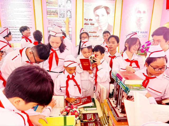 Nhiều hoạt động ý nghĩa tại Hội sách Côn Đảo 2025- Ảnh 3. Nhiều hoạt động ý nghĩa tại Hội sách Côn Đảo 2025- Ảnh 3.