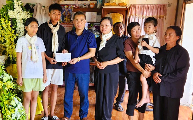 Báo Người Lao Động trao 70 triệu đồng tới gia đình các nạn nhân trận lốc xoáy ở Ninh Bình- Ảnh 11.