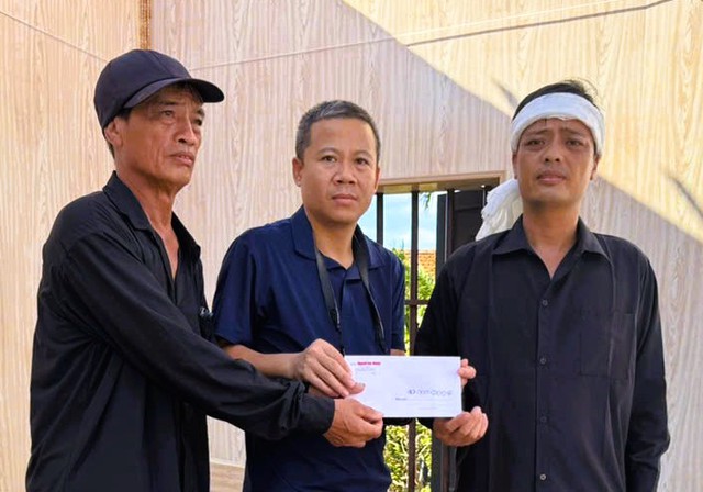 Báo Người Lao Động trao 70 triệu đồng tới gia đình các nạn nhân trận lốc xoáy ở Ninh Bình- Ảnh 7.