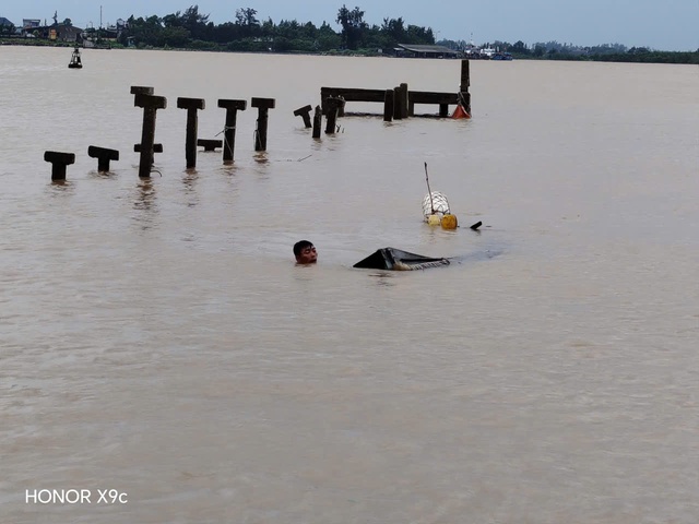 Bão số 12 Fengshen gây thiệt hại ở Quảng Trị: Ghe đánh cá chìm khi chưa vào bờ - Ảnh 1. Bão số 12 Fengshen gây thiệt hại ở Quảng Trị: Ghe đánh cá chìm khi chưa vào bờ - Ảnh 1.