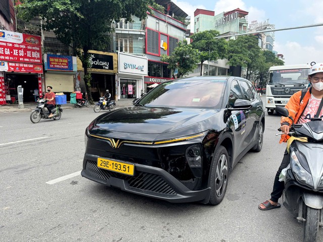 Tài xế Hà Nội tiết kiệm cả trăm triệu đồng mỗi năm nhờ chuyển sang VinFast Limo Green - Ảnh 2. Tài xế Hà Nội tiết kiệm cả trăm triệu đồng mỗi năm nhờ chuyển sang VinFast Limo Green - Ảnh 2.